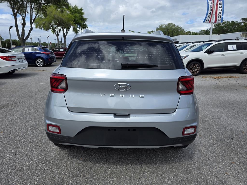 Used 2023 Hyundai Venue SEL FWD image 4