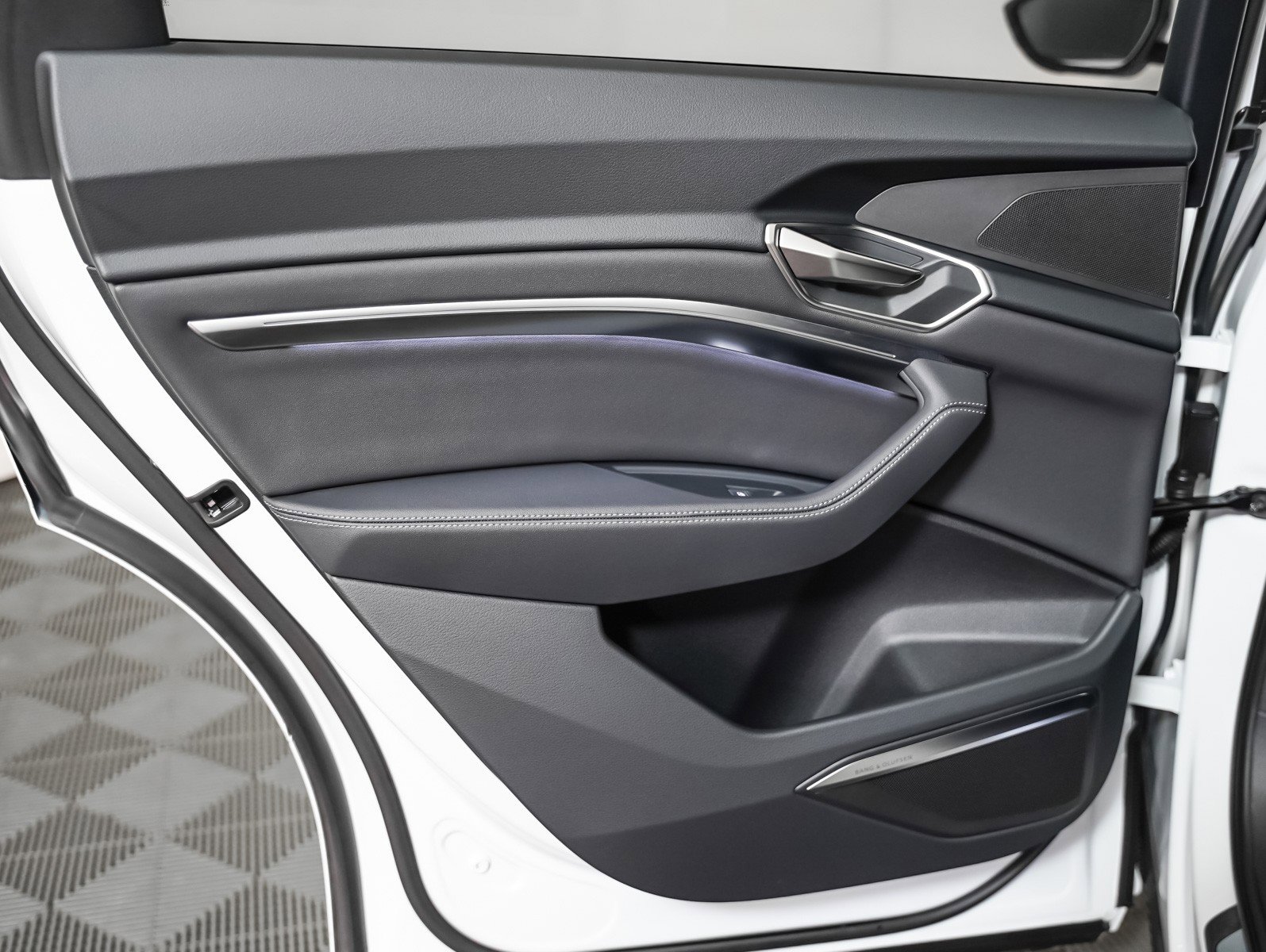 Used 2024 Audi Q8 e-tron Premium Plus image 26