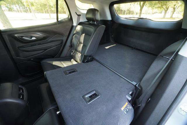 Used 2024 GMC Terrain SLT image 30