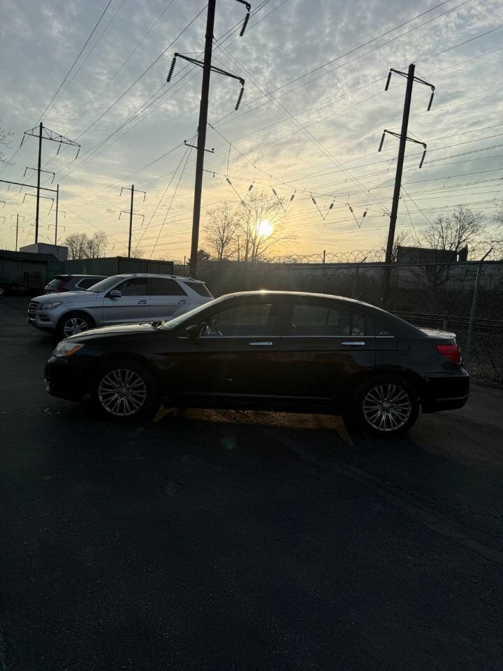 Used 2011 Chrysler 200 Limited FWD image 3