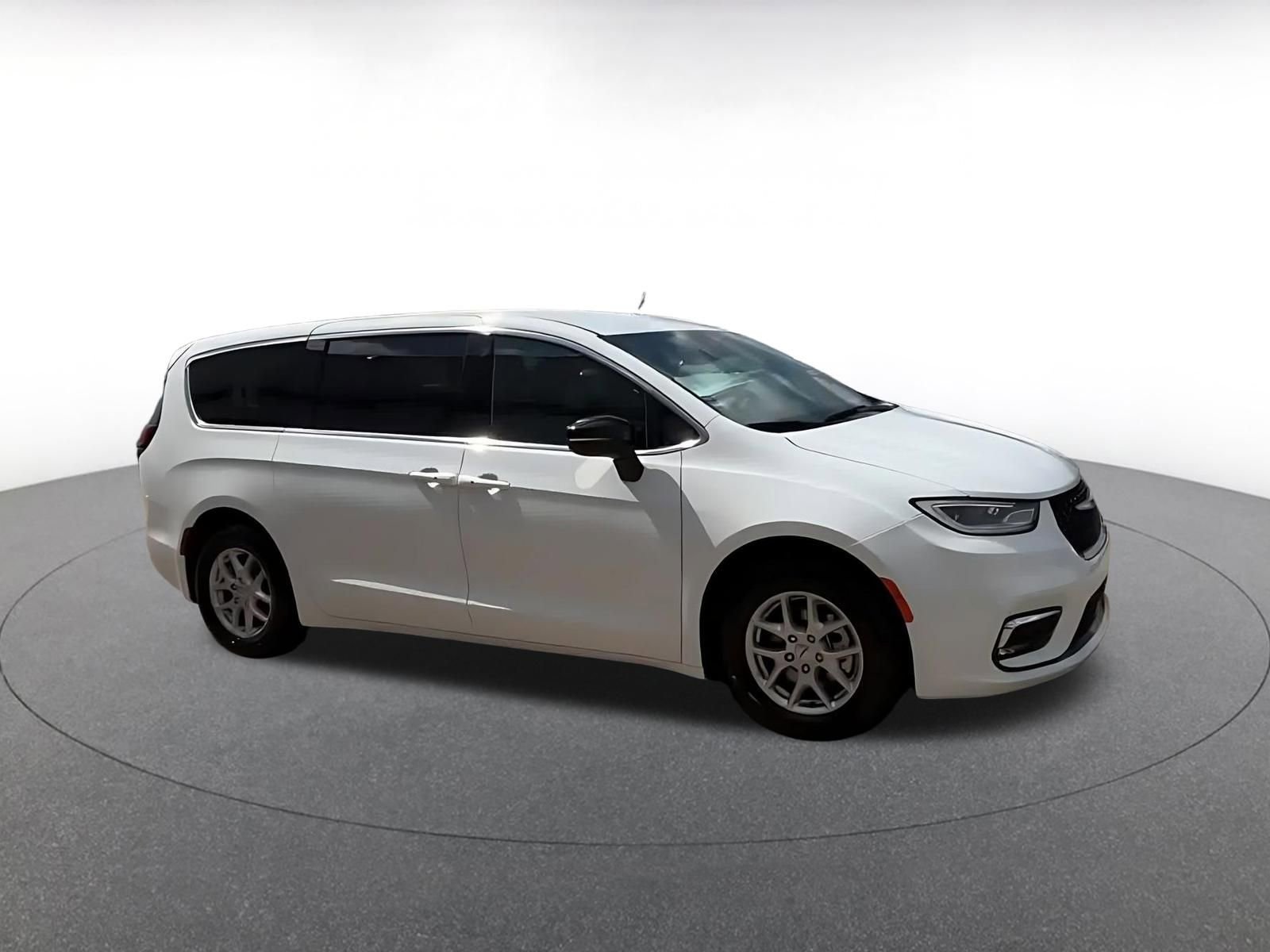 Used 2025 Chrysler Pacifica Select image 2