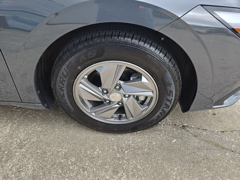 Used 2025 Hyundai Elantra SE FWD image 24