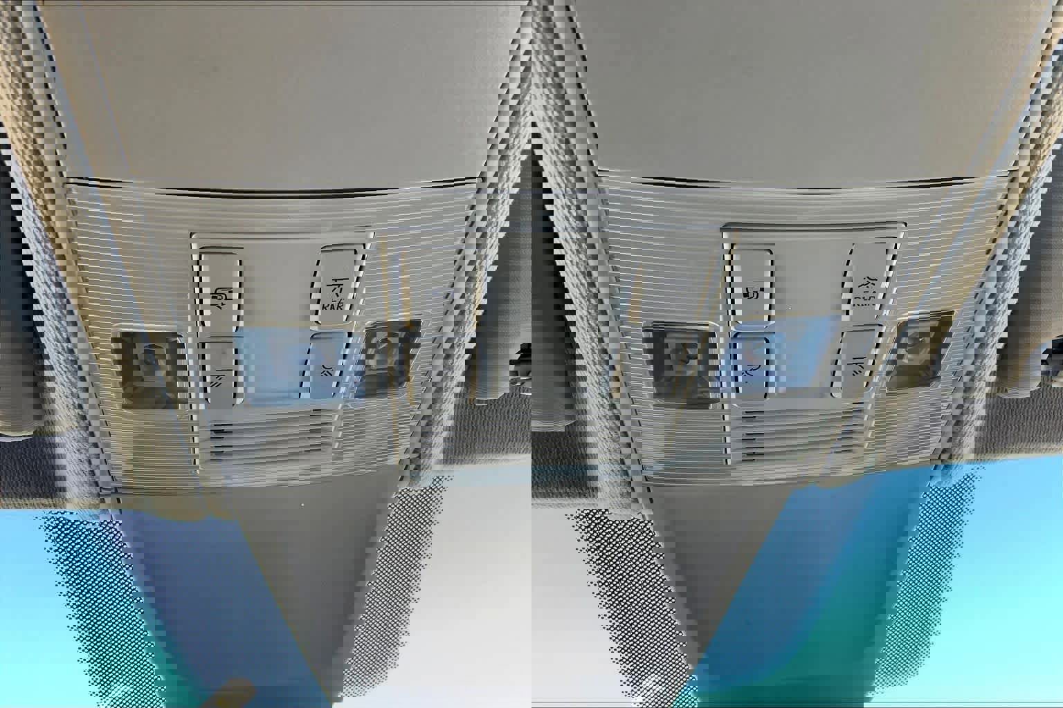 Used 2023 Volkswagen Tiguan SE image 32