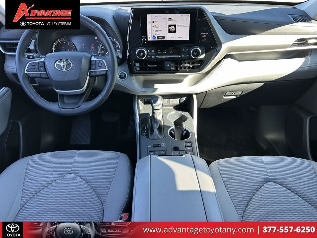 Used 2023 Toyota Highlander LE AWD/4WD image 18