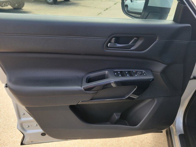 Used 2025 Nissan Pathfinder SV FWD image 25