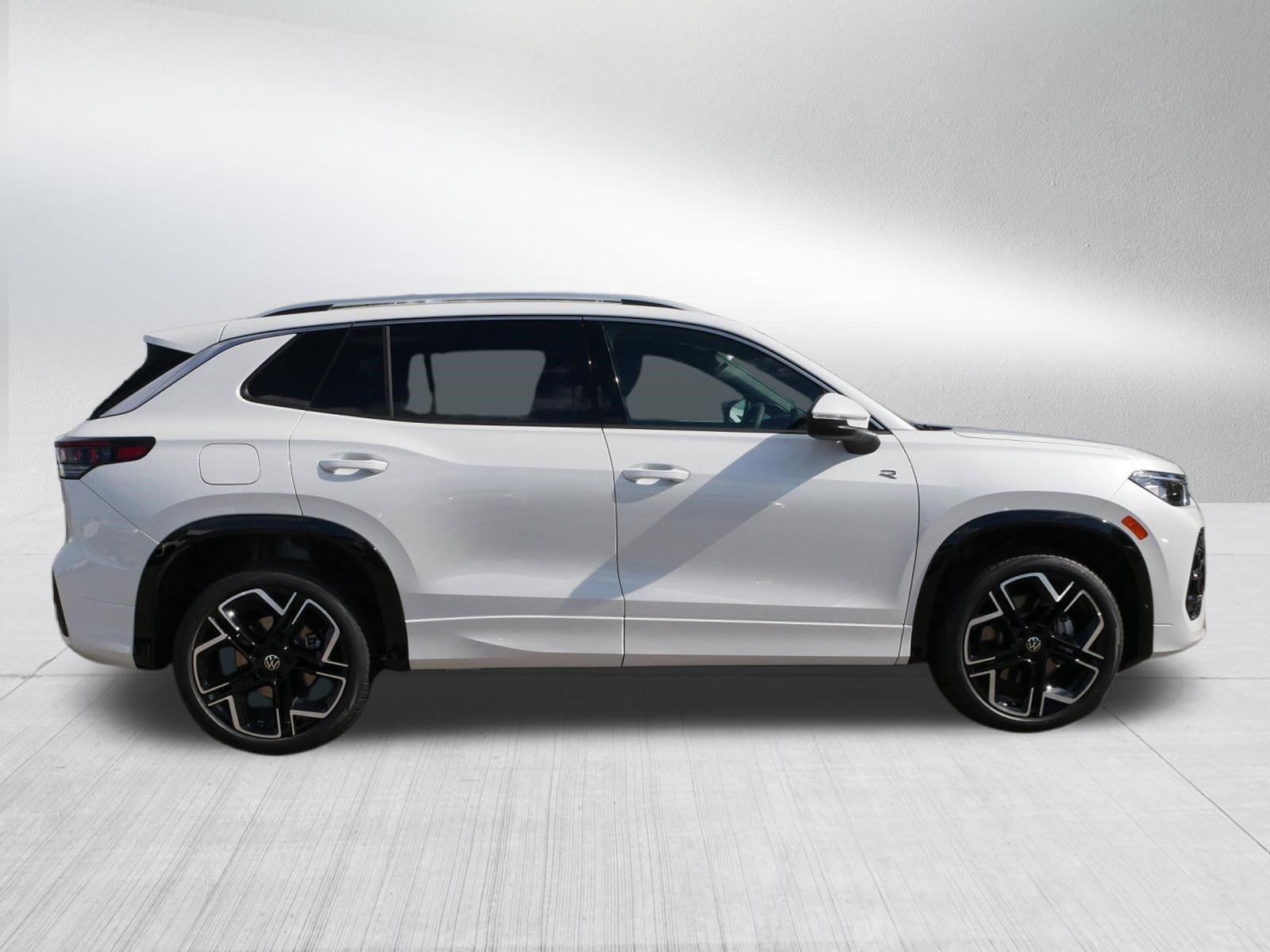 New 2026 Volkswagen Tiguan SEL R-Line AWD/4WD image 2
