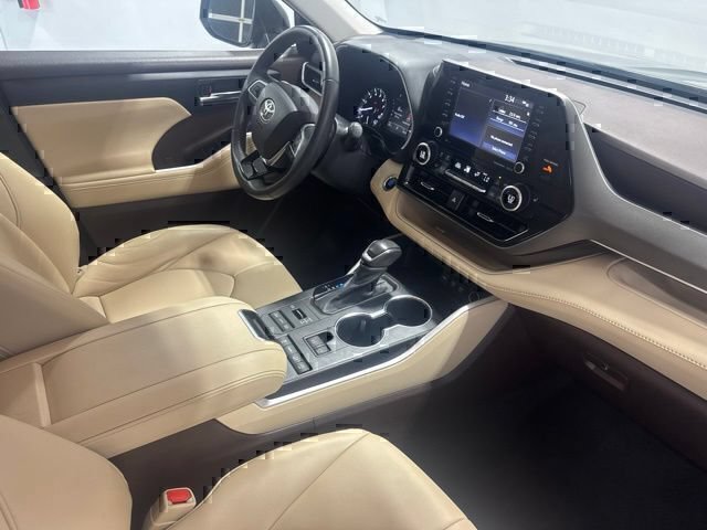 Used 2021 Toyota Highlander XLE AWD/4WD image 29