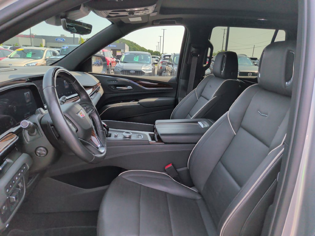 Used 2023 Cadillac Escalade Premium Luxury w/ Performance Package AWD/4WD image 4