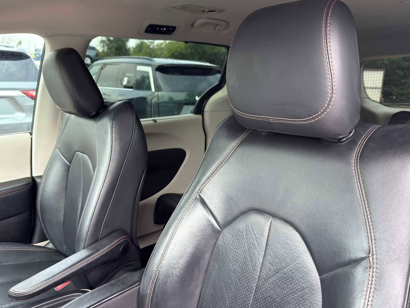 Used 2018 Chrysler Pacifica Touring-L FWD image 11