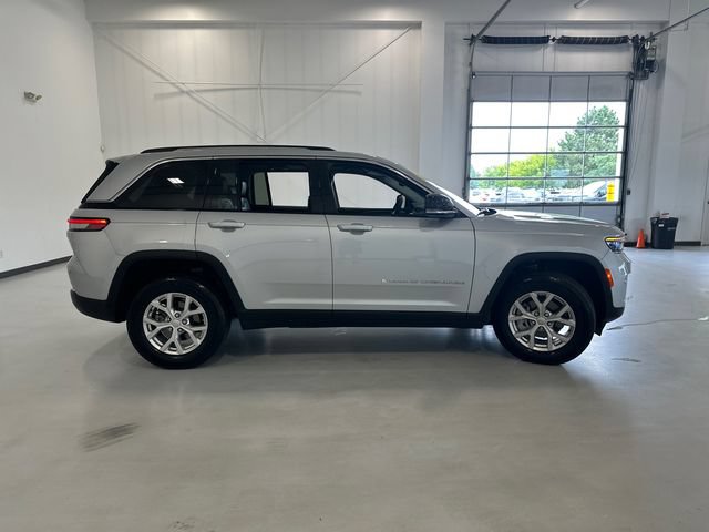 Used 2024 Jeep Grand Cherokee Limited AWD/4WD image 4