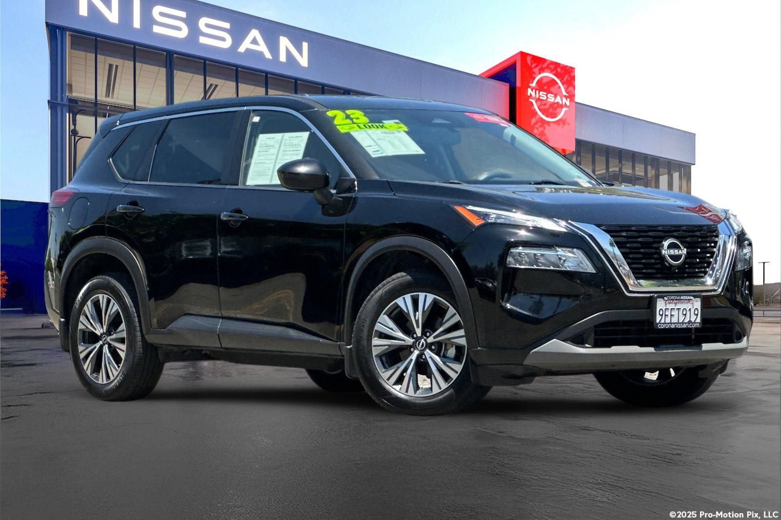 Used 2023 Nissan Rogue SV FWD image 2