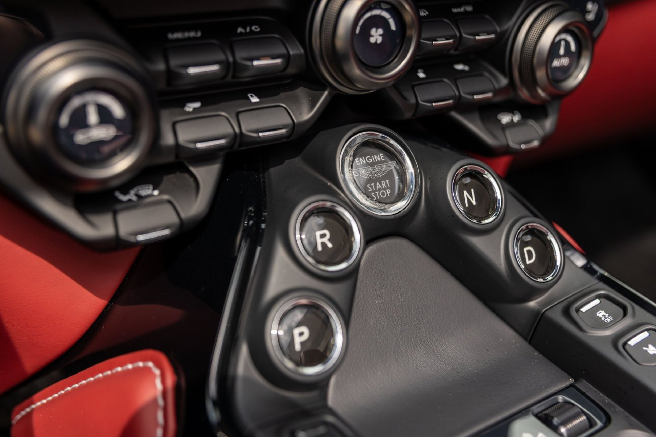 Used 2023 Aston Martin V8 Vantage Roadster RWD image 41