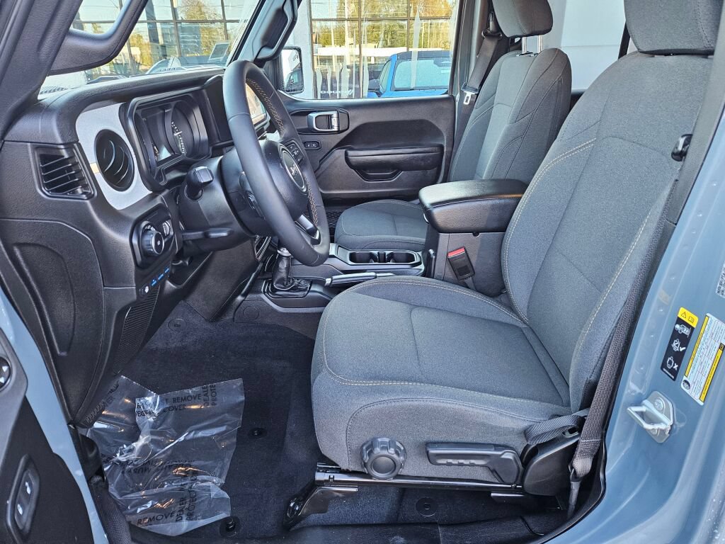 Used 2024 Jeep Wrangler Unlimited AWD/4WD image 17