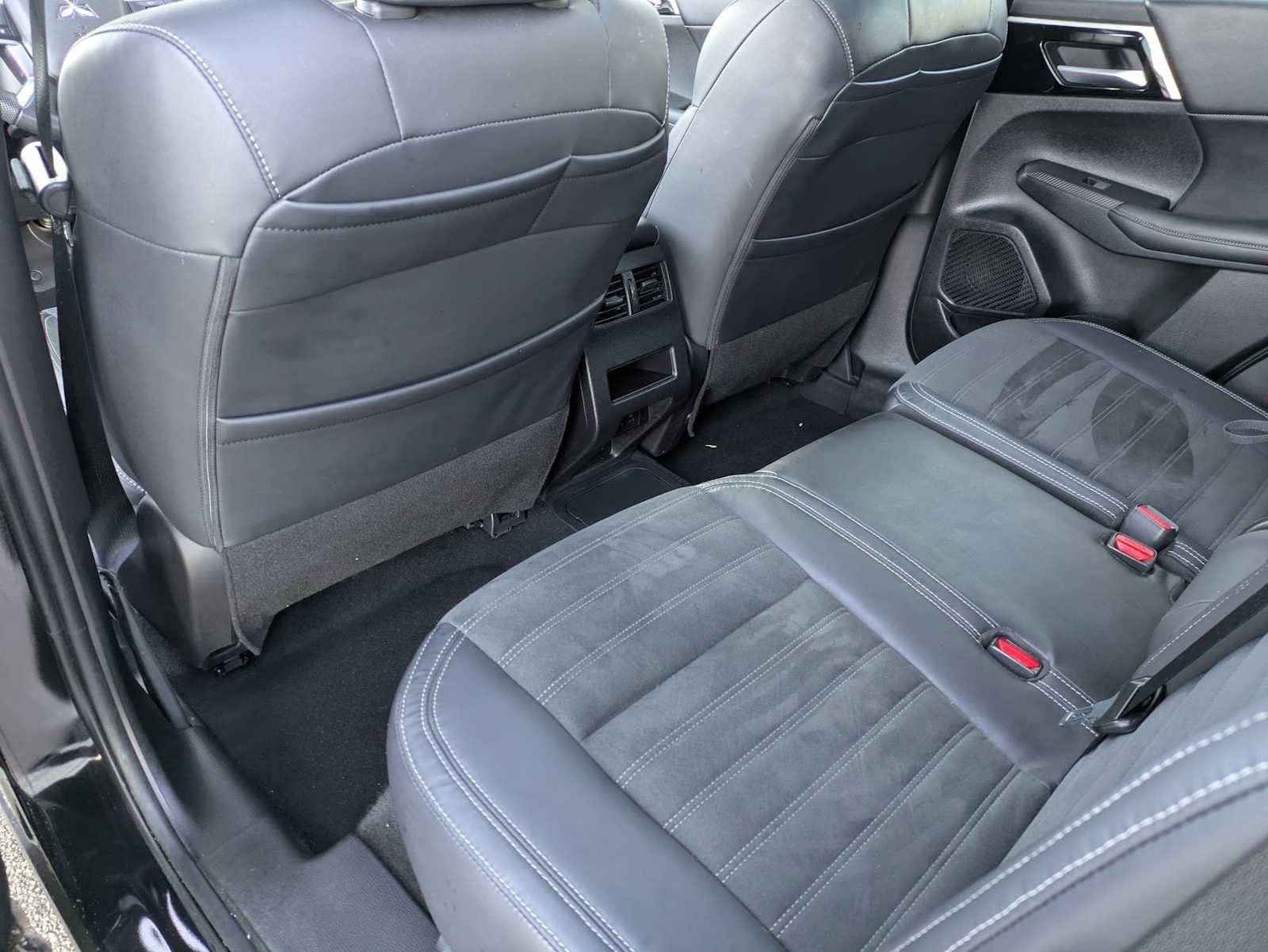 Used 2023 Mitsubishi Outlander SE image 17