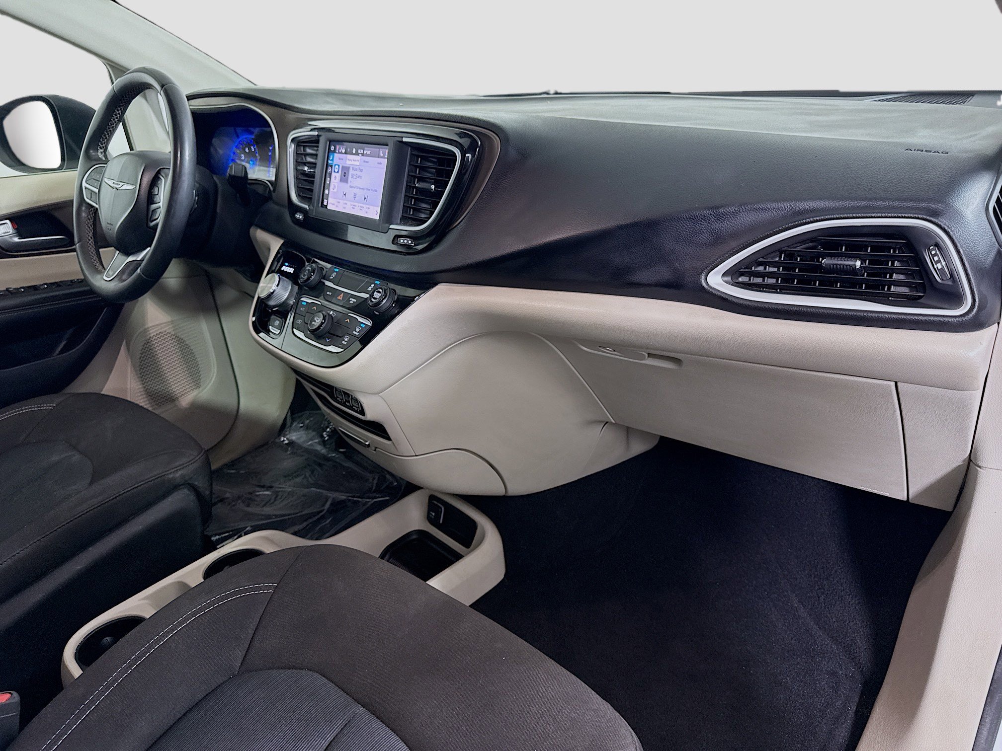 Used 2022 Chrysler Voyager LX FWD image 30