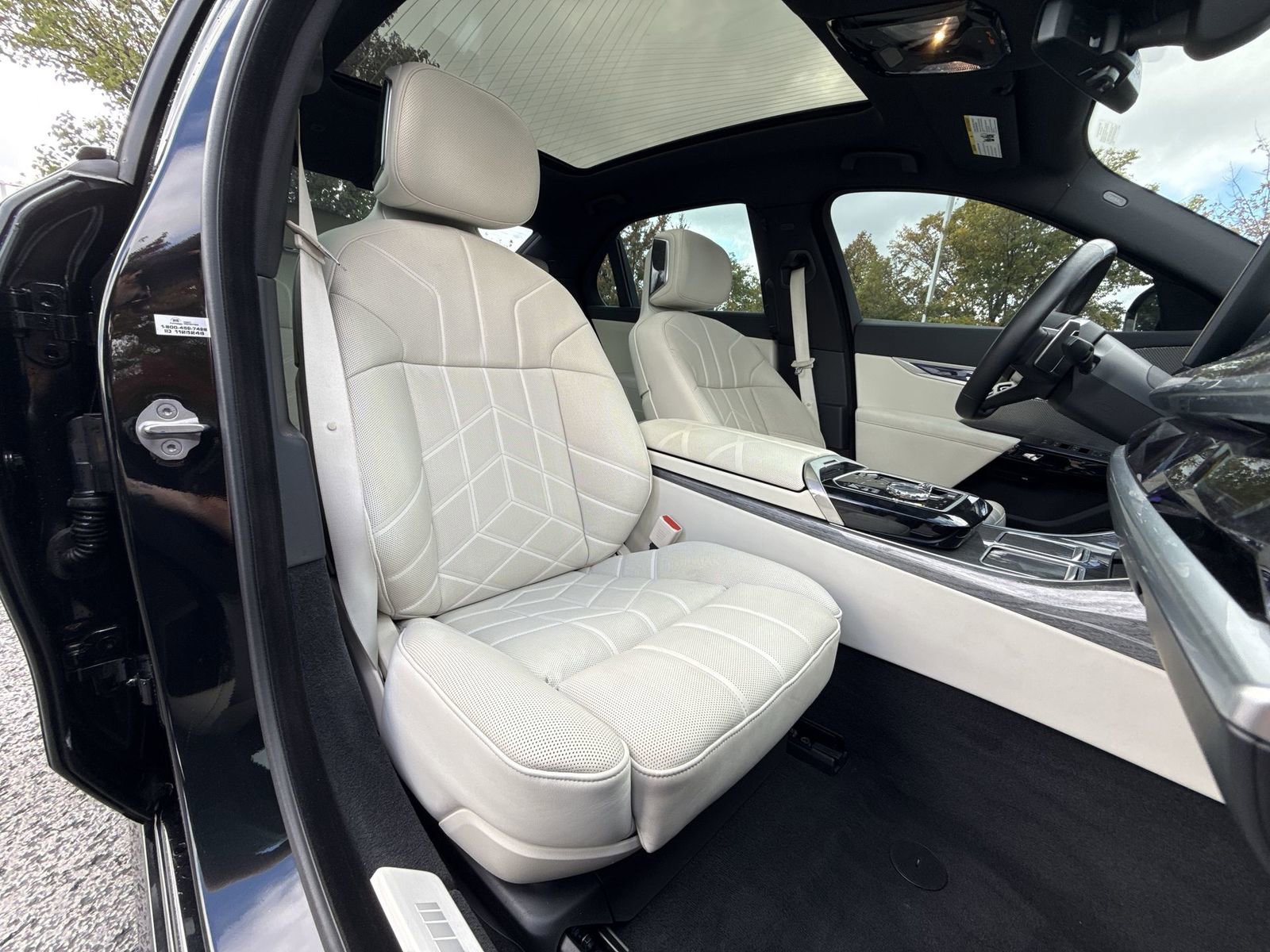Used 2024 BMW 760i xDrive w/ Premium Package AWD/4WD image 26