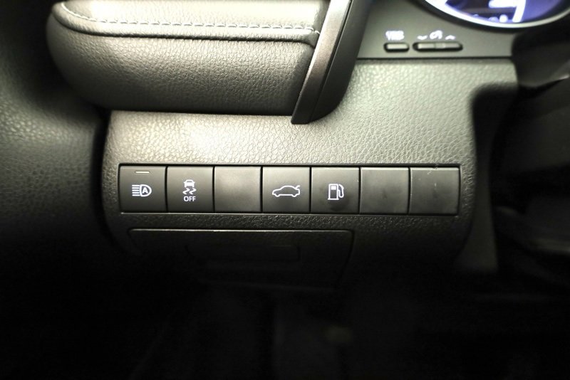 Used 2018 Toyota Camry SE image 25