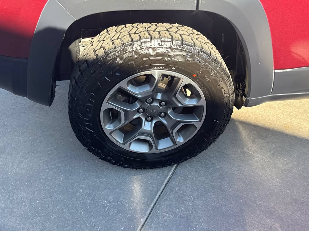 Used 2020 Jeep Cherokee Trailhawk w/ Comfort/Convenience Group AWD/4WD image 13