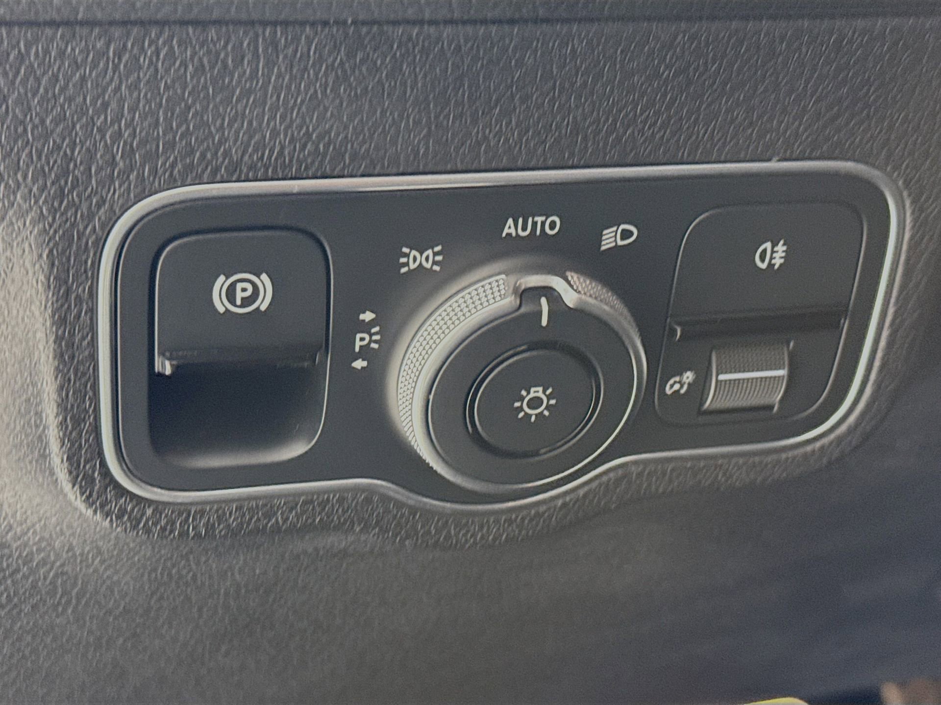 Used 2025 Mercedes-Benz GLB 250 image 11