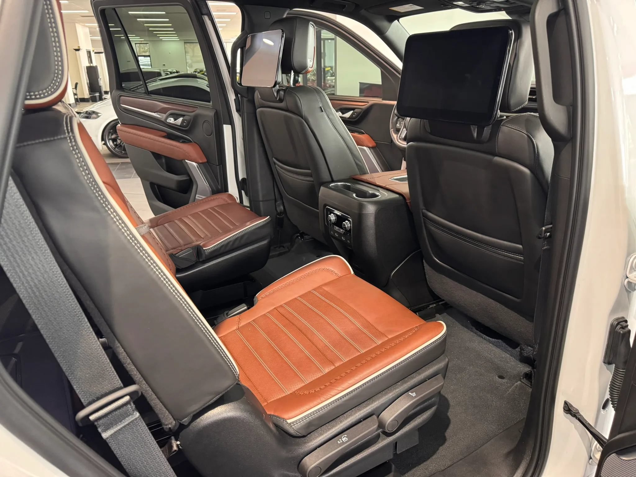 Used 2023 GMC Yukon Denali Ultimate AWD/4WD image 17