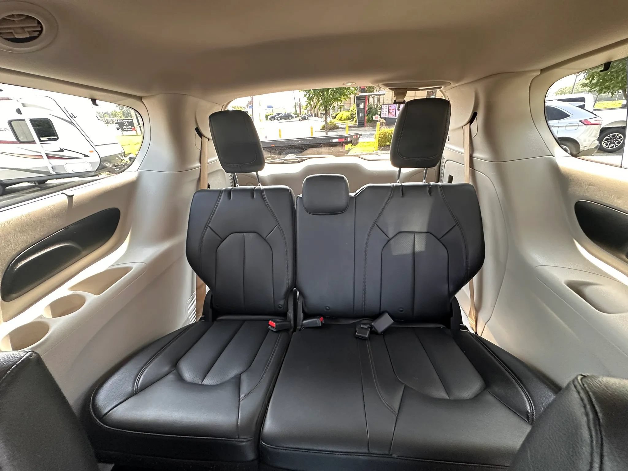 Used 2019 Chrysler Pacifica Touring-L FWD image 18