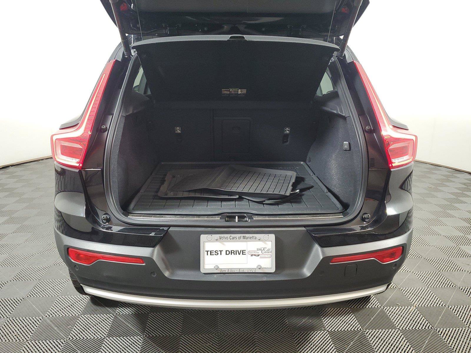 Certified 2024 Volvo XC40 B5 Plus w/ Protection Package Premier AWD/4WD image 9