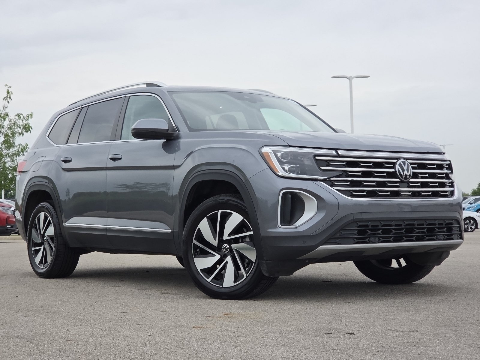 Used 2024 Volkswagen Atlas SEL AWD/4WD image 2