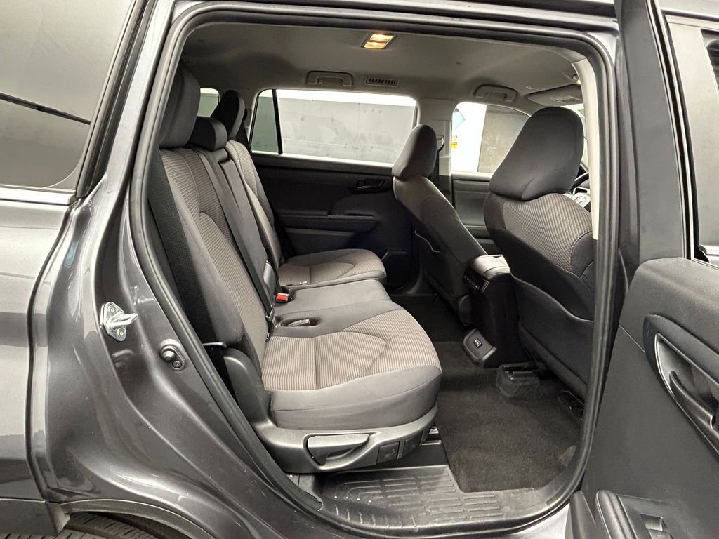 Used 2024 Toyota Highlander LE image 32
