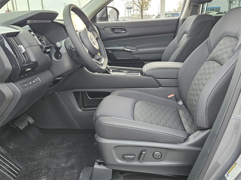 New 2025 Nissan Pathfinder SV image 3