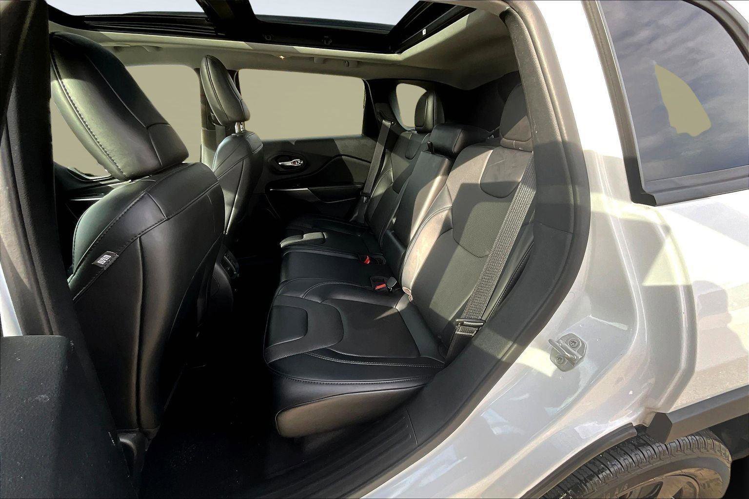 Used 2022 Jeep Cherokee Limited image 17