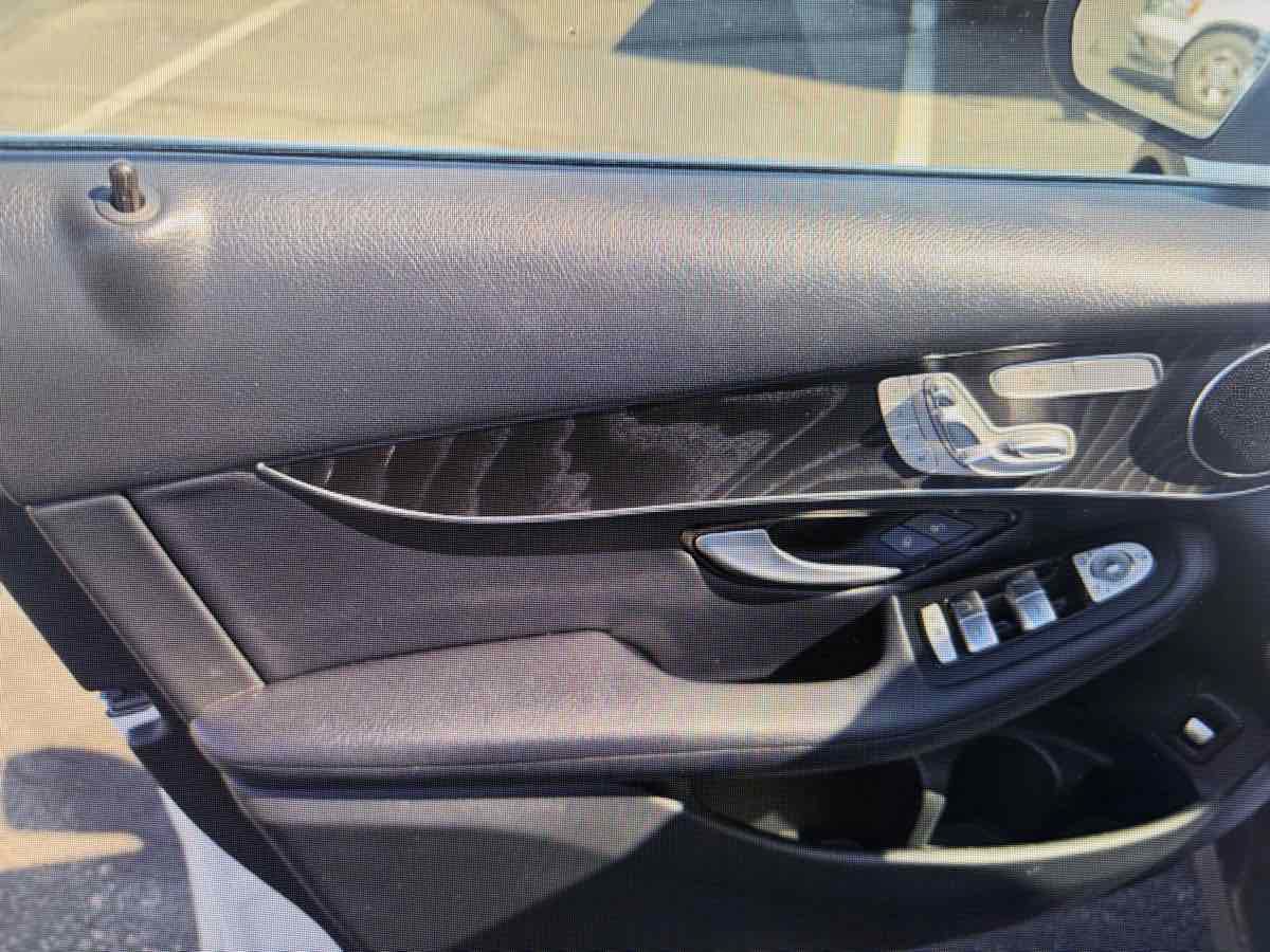 Used 2018 Mercedes-Benz GLC 300 4MATIC w/ Premium Package image 9