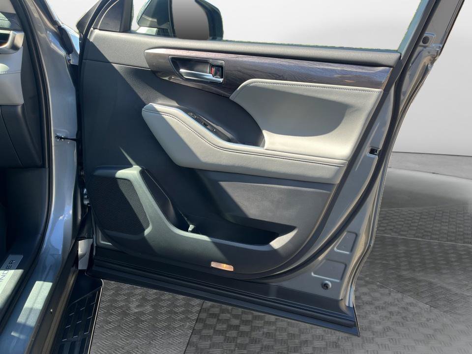 New 2026 Toyota Highlander Limited AWD/4WD image 33