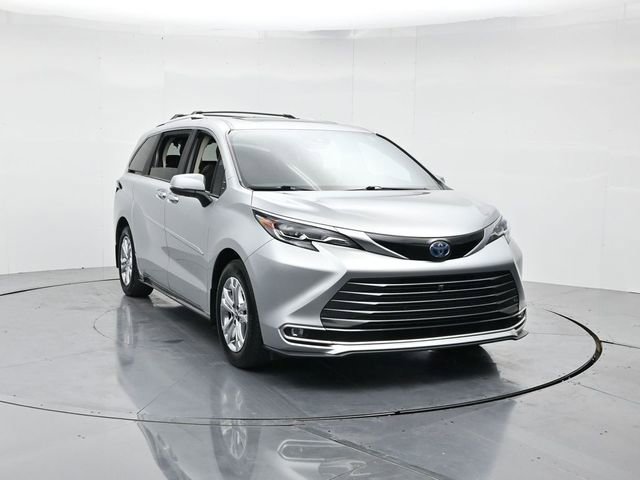 Used 2024 Toyota Sienna Platinum image 4