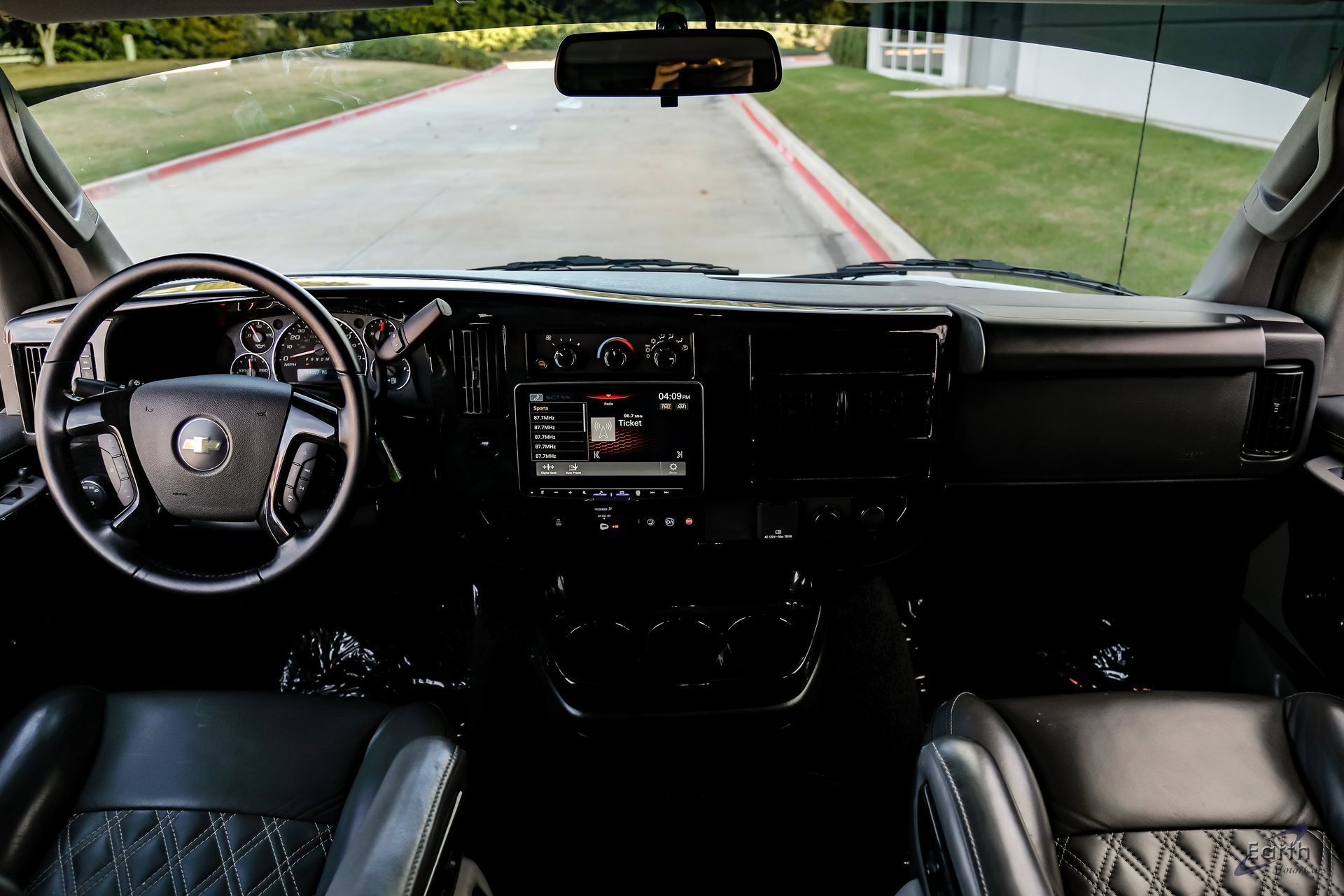 Used 2023 Chevrolet Express 2500 image 32