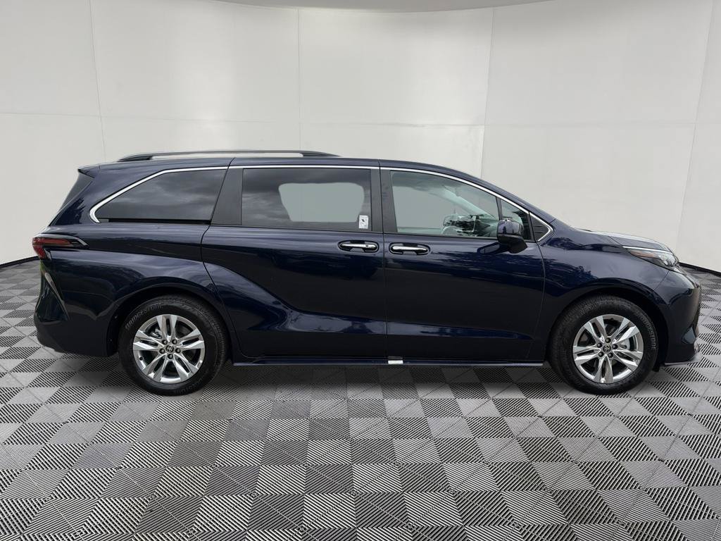 Used 2026 Toyota Sienna XLE AWD/4WD image 9