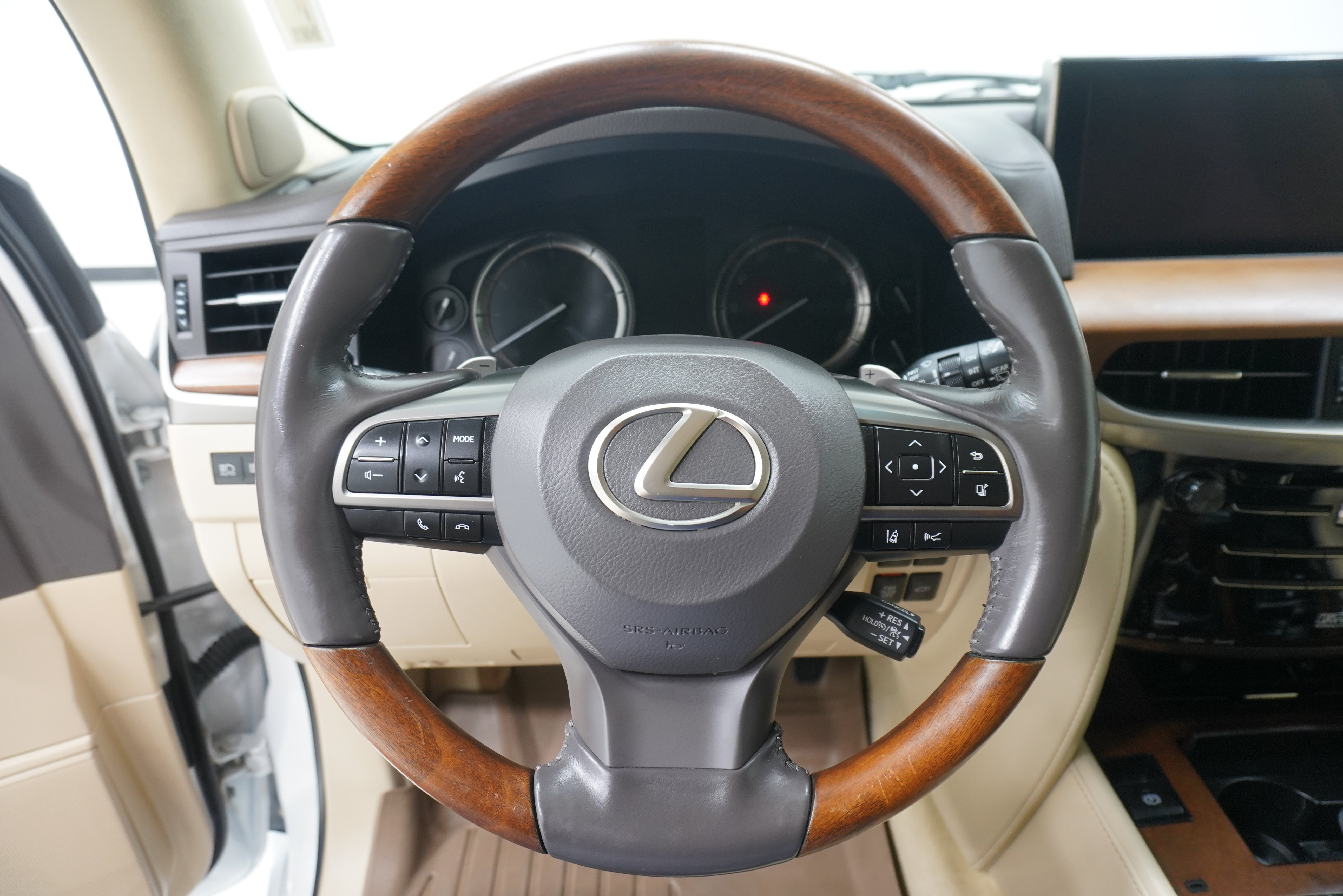 Used 2019 Lexus LX 570 4WD w/ Luxury Package image 21
