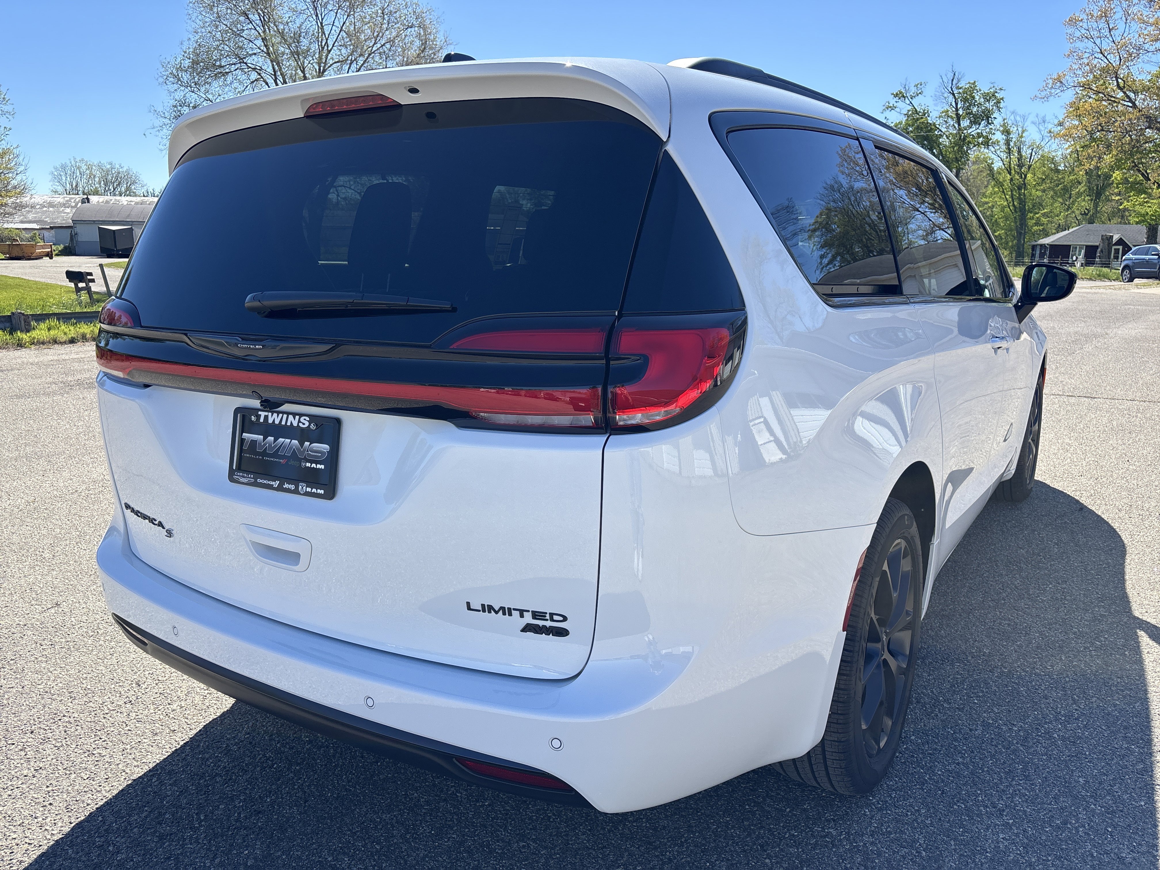 New 2026 Chrysler Pacifica Limited w/ Uconnect Theater Family Group AWD/4WD image 6