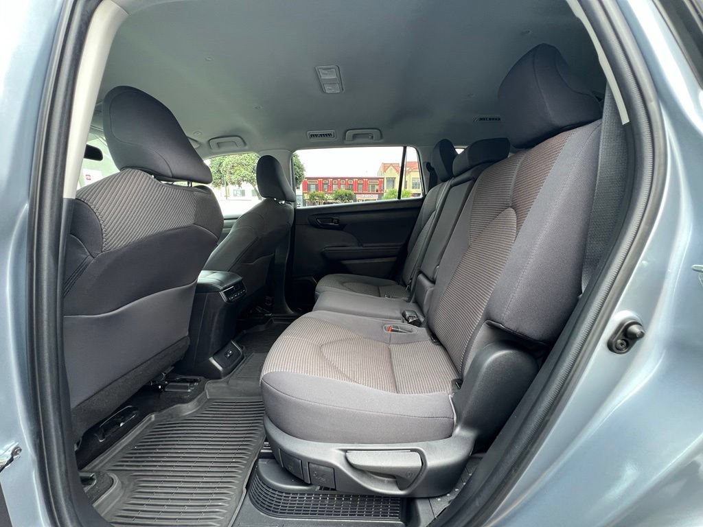 Used 2023 Toyota Highlander LE AWD/4WD image 17