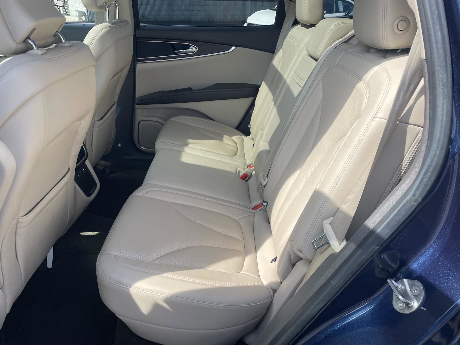 Used 2017 Lincoln MKX Reserve w/ Driver Assistance Package FWD image 6