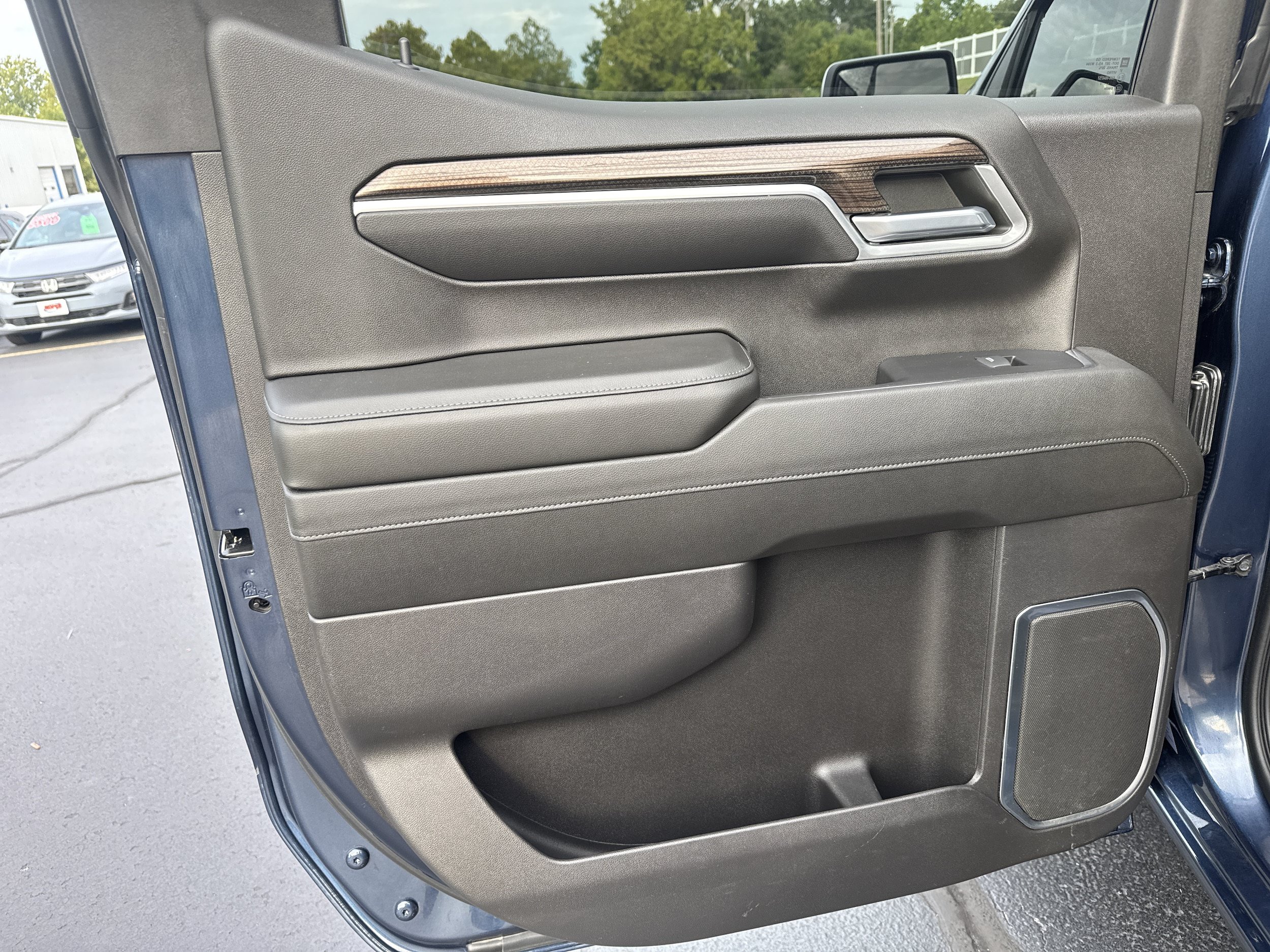 Used 2022 Chevrolet Silverado 1500 LT AWD/4WD image 8