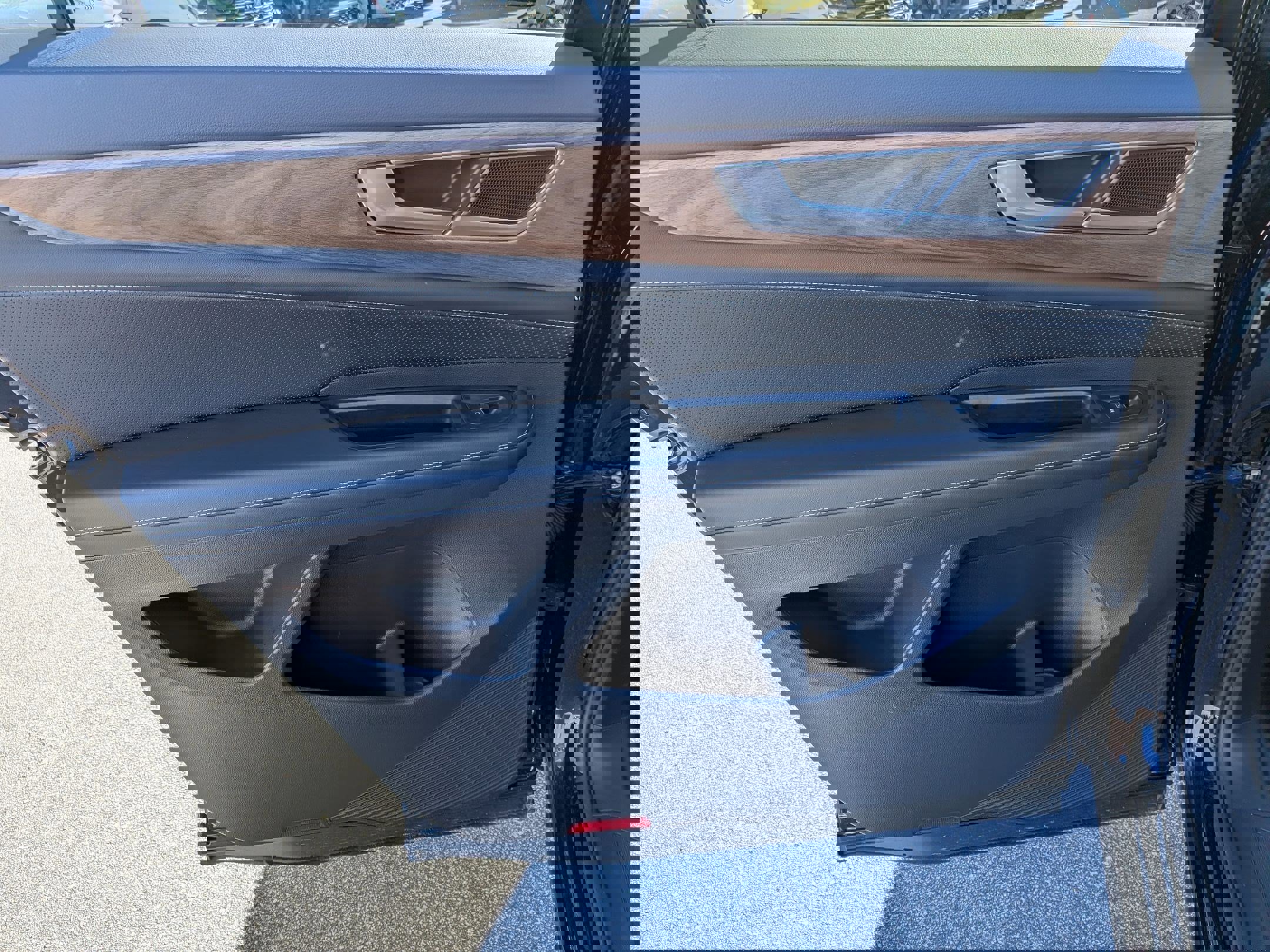 Used 2025 Volkswagen Atlas SE image 26