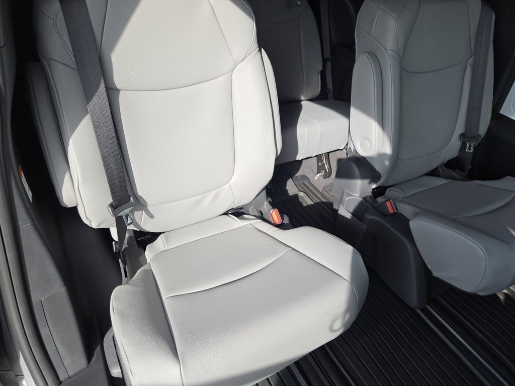 New 2026 Toyota Sienna XLE image 8
