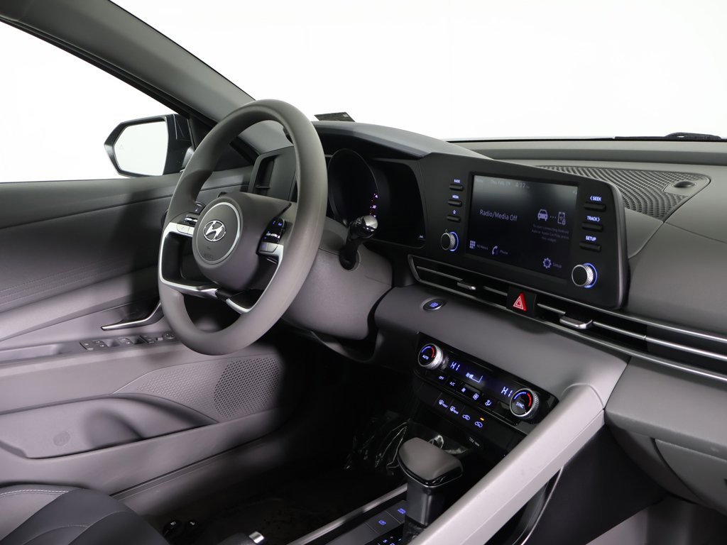 Used 2023 Hyundai Elantra SEL w/ Preferred Accessory Package image 23