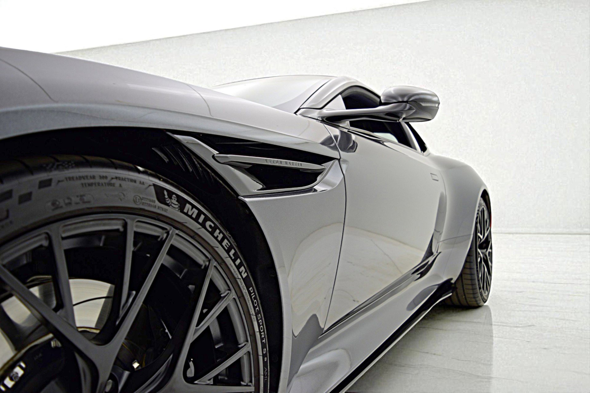 Used 2024 Aston Martin DB12 Coupe image 5