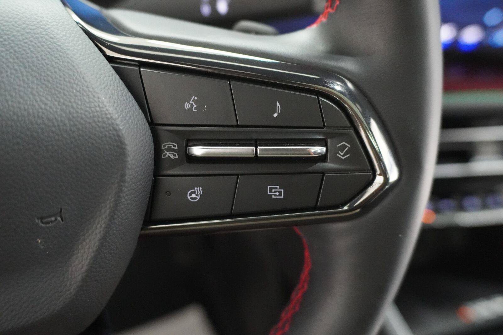 Used 2025 Chevrolet Traverse RS w/ LPO, Floor Liner Package FWD image 12