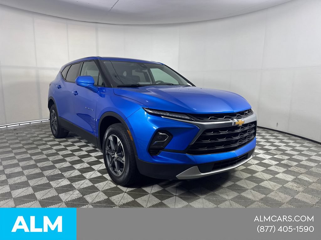 Used 2025 Chevrolet Blazer LT FWD image 3