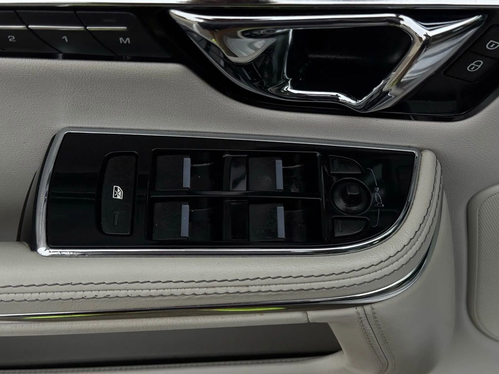 Used 2014 Jaguar XJ L Portfolio image 25