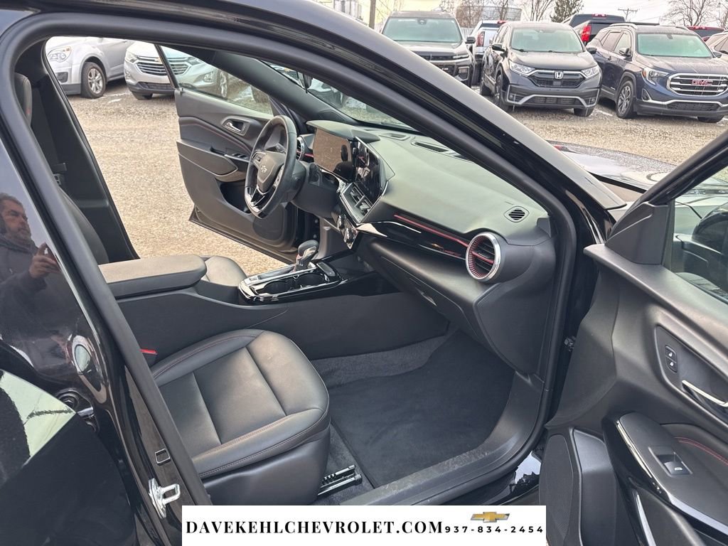 Used 2025 Chevrolet Trax RS w/ Sunroof Package image 23