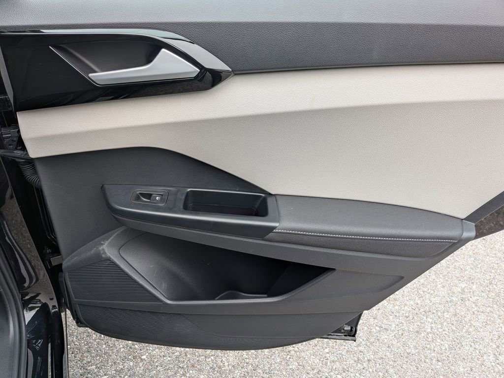 Used 2025 Volkswagen Taos S image 29