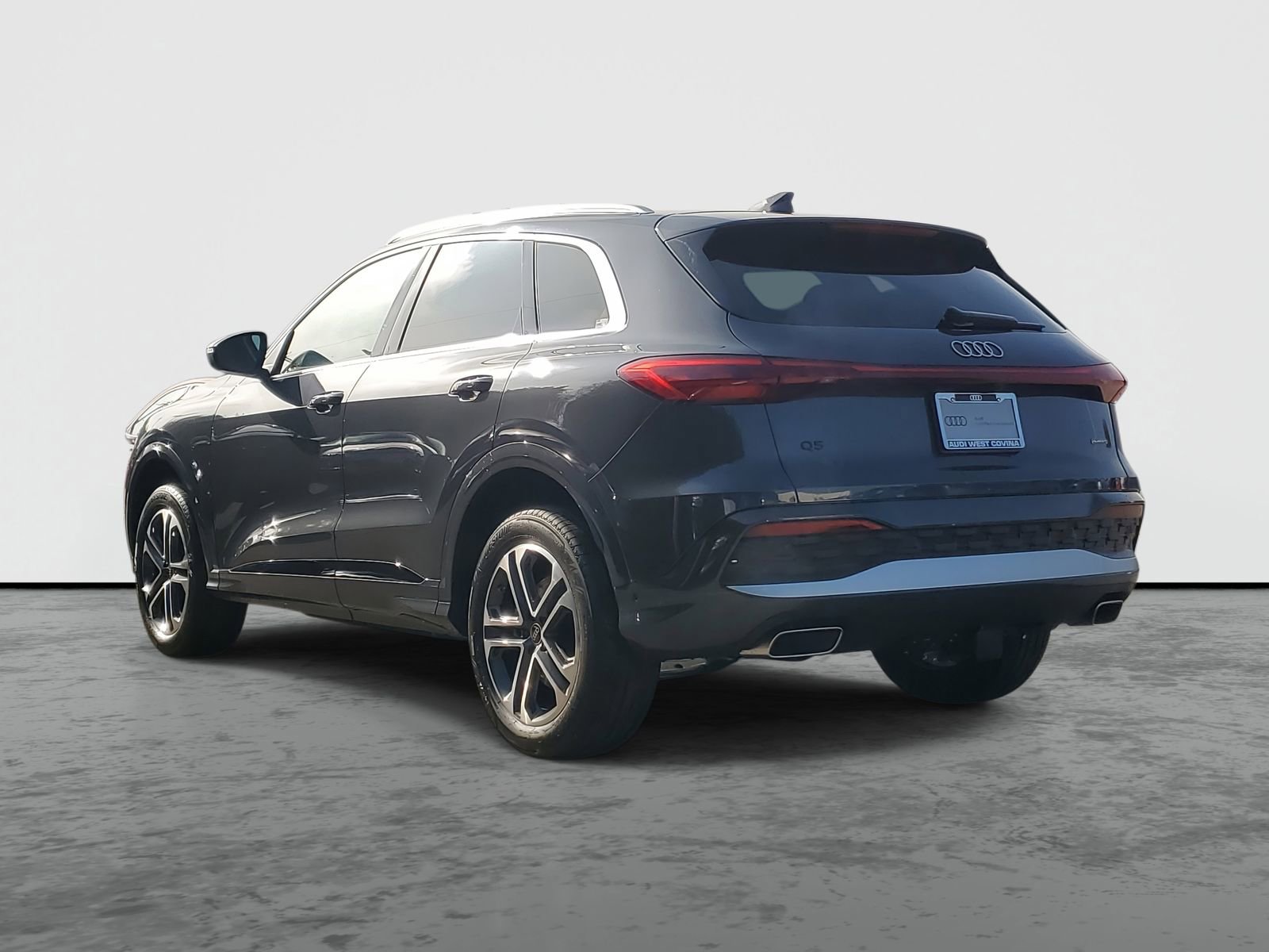 Used 2025 Audi Q5 Premium w/ Convenience Package image 3